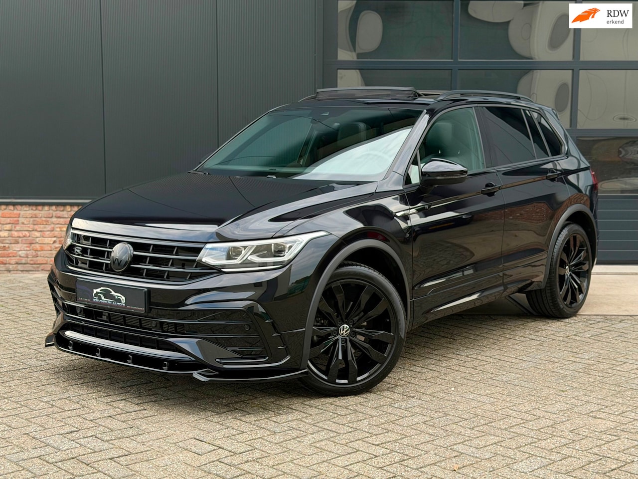 Volkswagen Tiguan - 1.5 TSI R-Line Blackstyle/Pano/H&K/Led/BTW/Garantie - AutoWereld.nl