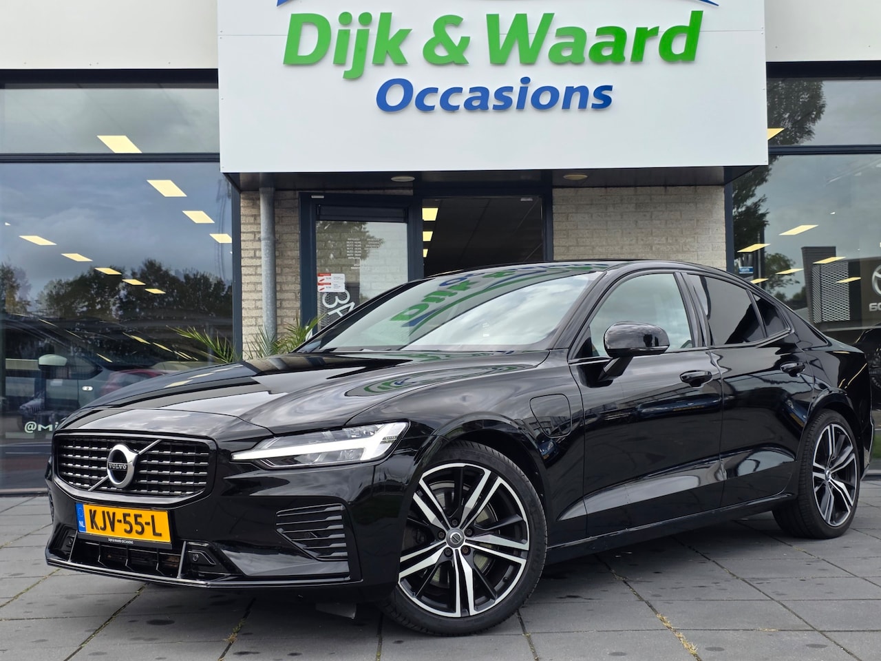 Volvo S60 - 2.0 Recharge T8 AWD R-Design Plug-in hybrid – 390 pk – Pano – Leder - AutoWereld.nl