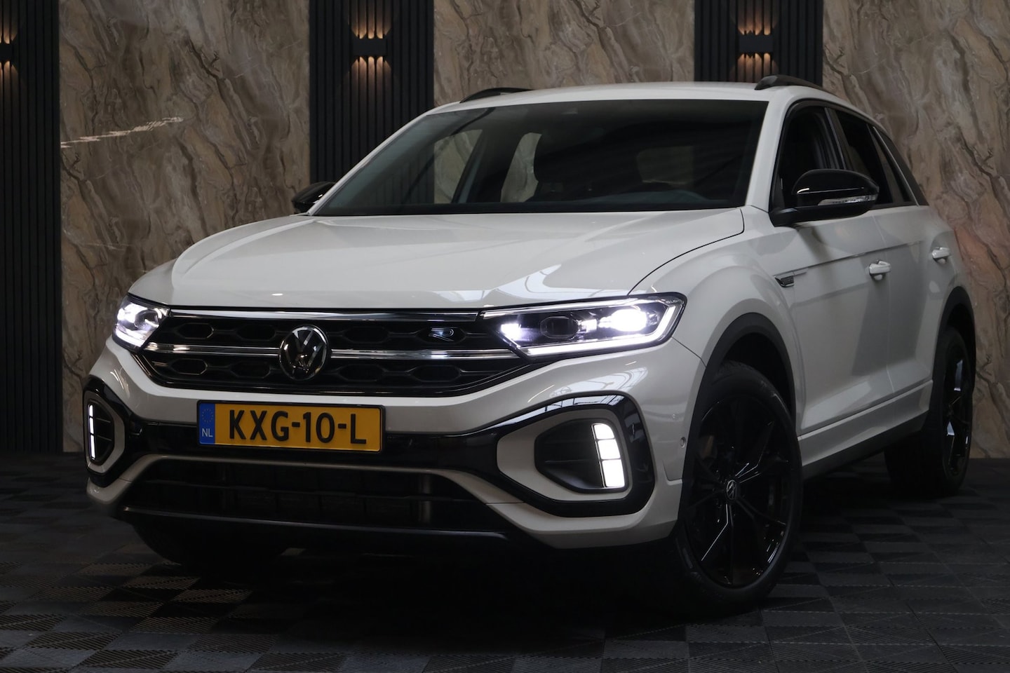 Volkswagen T-Roc - 1.5 TSI 2x R-Line Black Style | Camera | IQ Light | Massage | Premium kleur - AutoWereld.nl