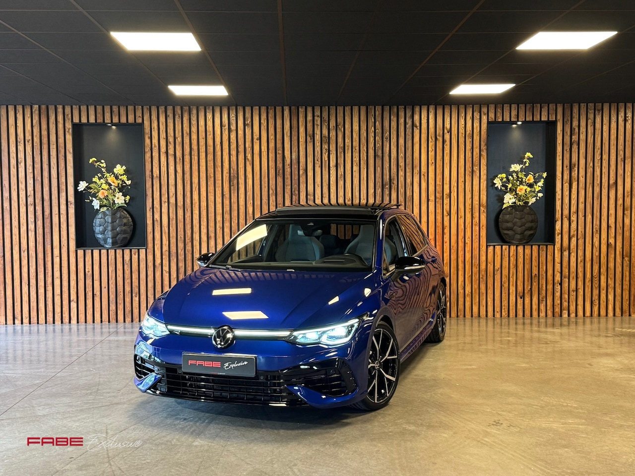 Volkswagen Golf - 2.0 TSI R 4Motion / H/K / IQ Lights / HUD / Pano / Camera / Stuurverwarming - AutoWereld.nl