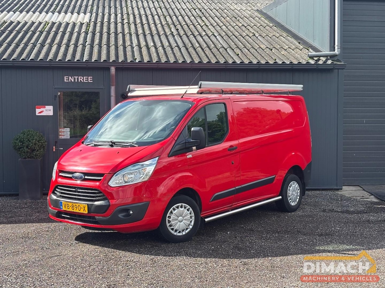 Ford Transit Custom - Trend L1H1 - APK maart 2027 - airco - trekhaak - rood - 2.2L diesel - 3 persoons cabine - - AutoWereld.nl