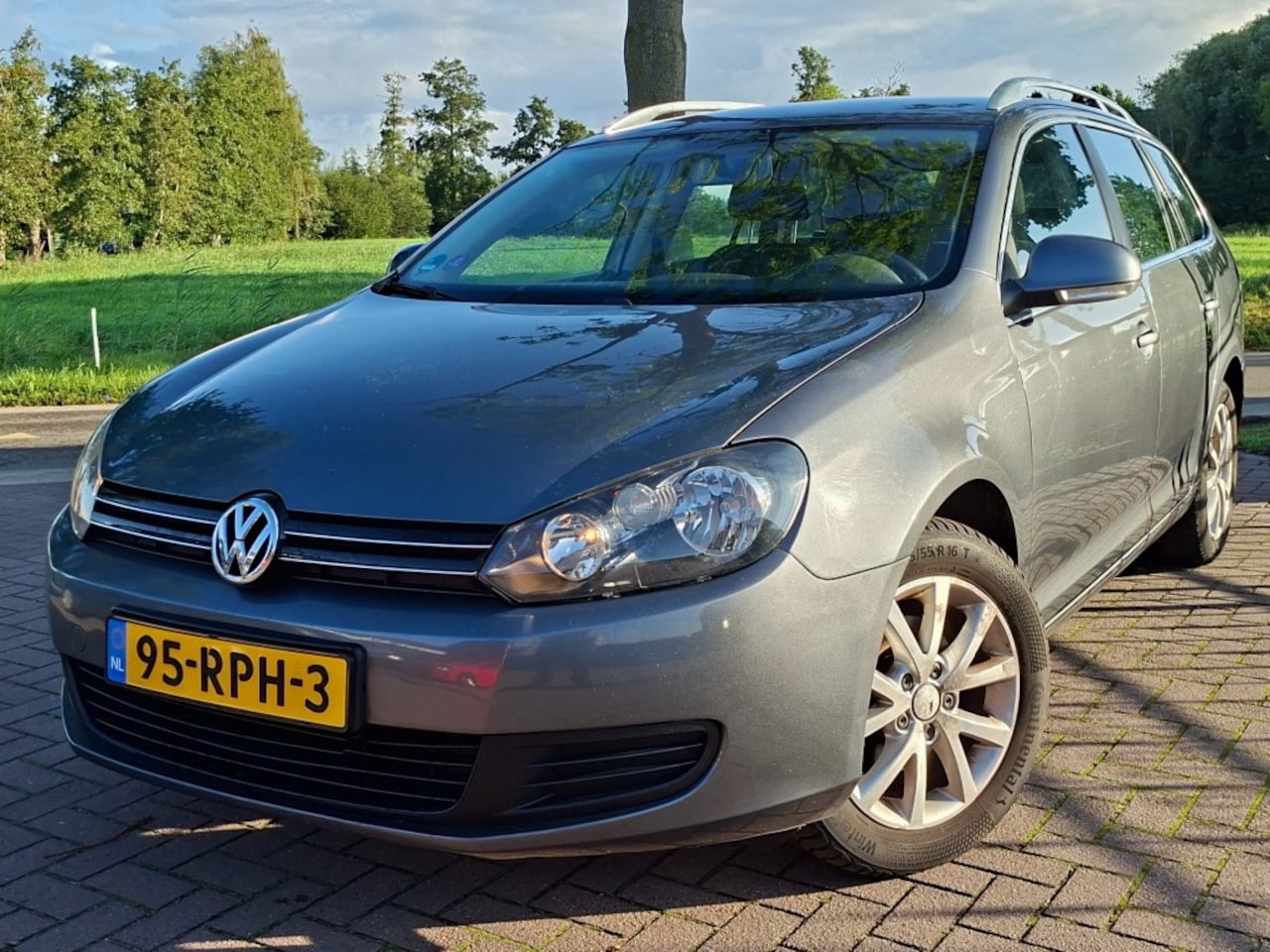 Volkswagen Golf - 1.2TSi 105pk Airco Cruise-control Navigatie Trekhaak - AutoWereld.nl