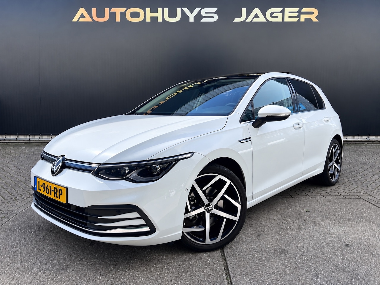 Volkswagen Golf - 1.5 eTSI Style - Pano IQ light Massage Memory Carplay - AutoWereld.nl