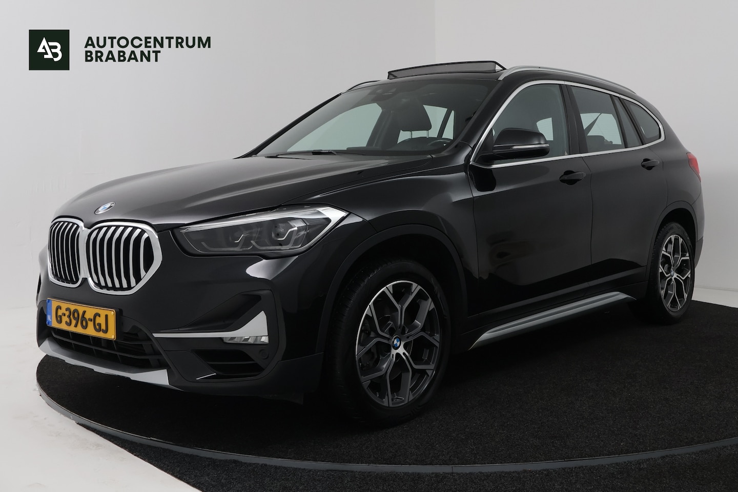 BMW X1 - sDrive20i VDL Nedcar Edition (PANORAMADAK, CAMERA, STOELVERWARMING, PARKEERSENSOREN) - AutoWereld.nl