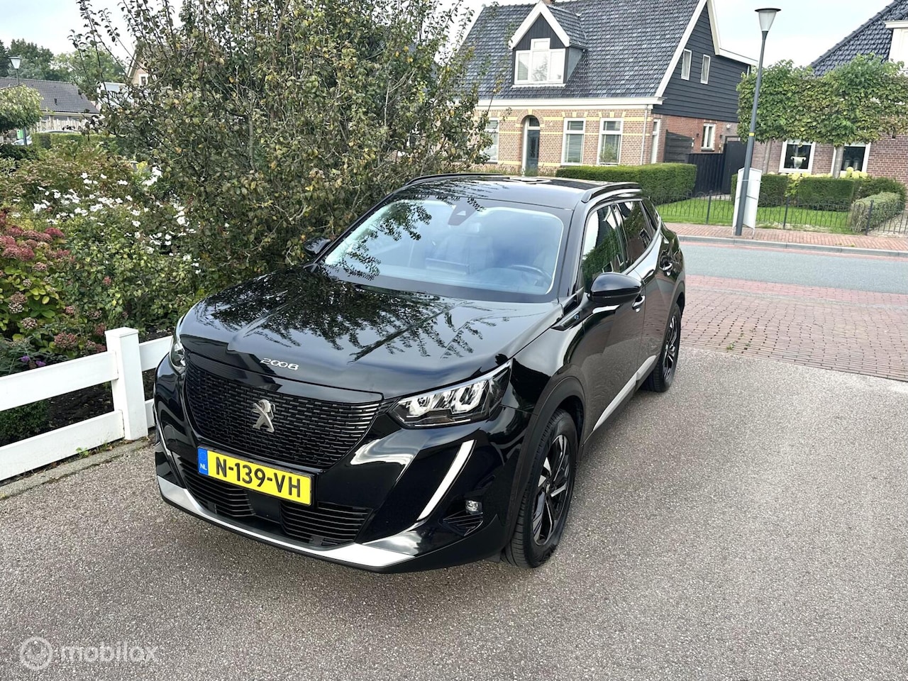Peugeot e-2008 - EV Allure Pack 50 kWh CARPLAY ACHTERUITRIJ CAMERA PRIVACY GLAS ACCU GARANTIE MOOIE AUTO!! - AutoWereld.nl