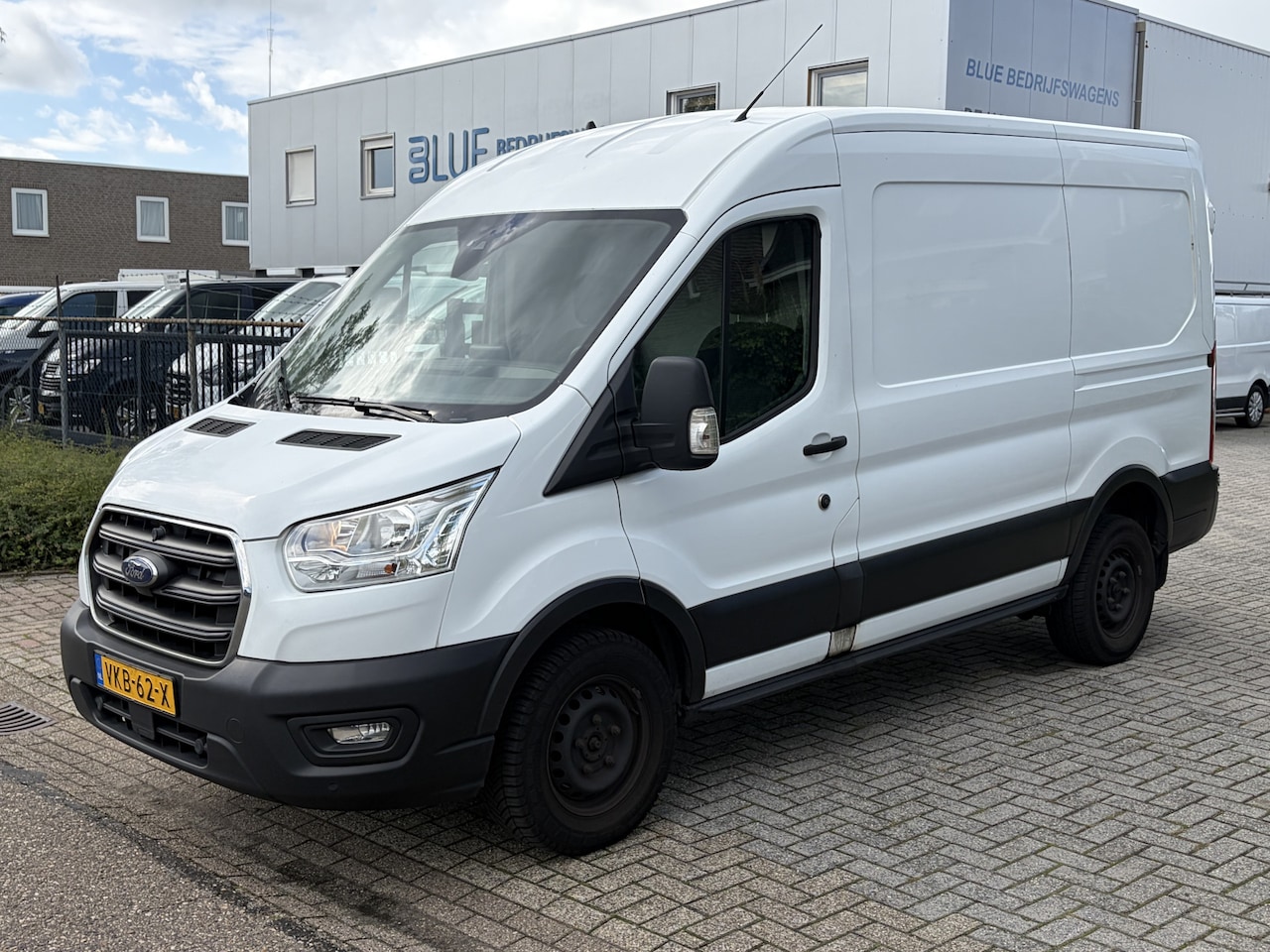 Ford Transit - 350 2.0 TDCI 130PK Euro6 Automaat L2H2 Trend ✓ airco ✓ navigatie ✓ camera ✓ APK 04-2027 - AutoWereld.nl