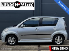 Daihatsu Sirion 2 - 1.3-16V Comfort - AIRCO - EL. RAMEN + SPIEGELS - ACHTERSPOILER - SIDESKIRTS - LM VELGEN