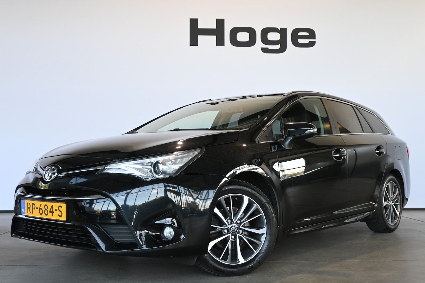 Toyota Avensis Touring Sports - 1.8 VVT-i SkyView Limited Clima Navigatie Cruise Panoramadak Lane Assist Camera 100% Deale - AutoWereld.nl