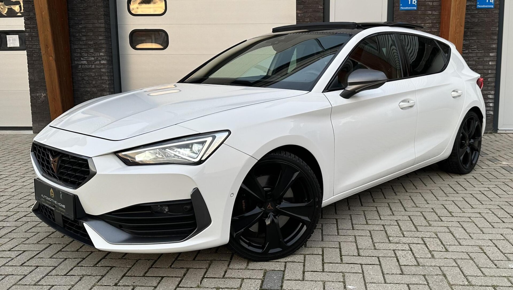 CUPRA Leon - 2.0 TSI VZ 300PK PANO/SFEERVERL/CARPLAY/STOELVW - AutoWereld.nl