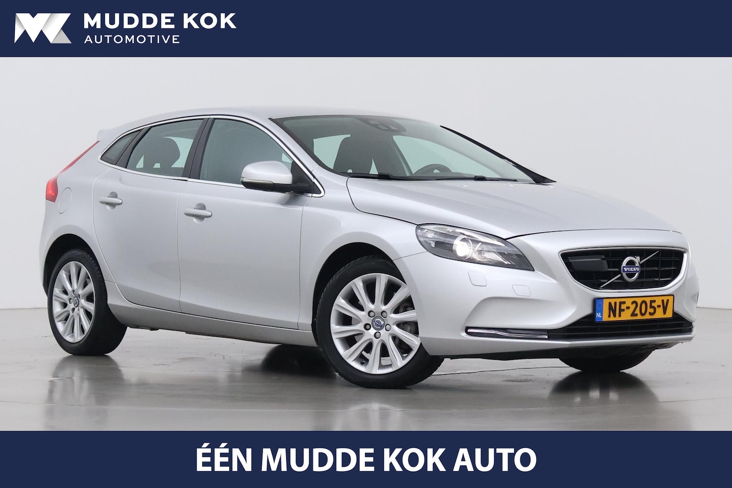 Volvo V40 - 2.0 D3 Momentum | Trekhaak | ACC | BLIS | Standkachel | Stoelverwarming voor+achter | Navi - AutoWereld.nl