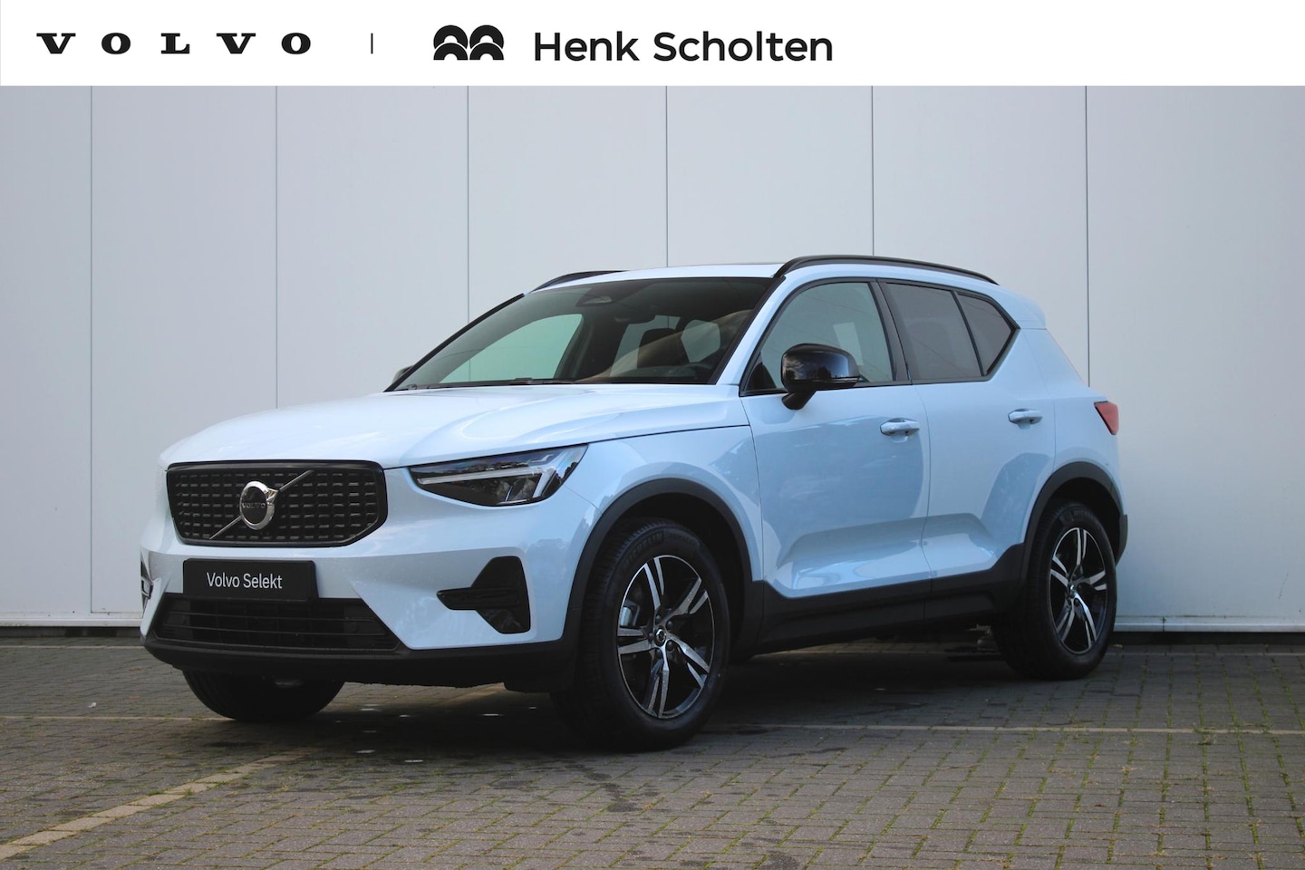 Volvo XC40 - B4 Plus Dark | Trekhaak | Panoramadak | Verwarmbare voorstoelen, stuurwiel en voorruit | A - AutoWereld.nl