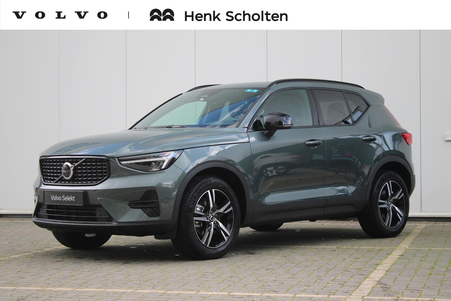 Volvo XC40 - B4 Plus Dark | Trekhaak | Panoramadak | Verwarmbare voorstoelen, stuurwiel en voorruit | P - AutoWereld.nl
