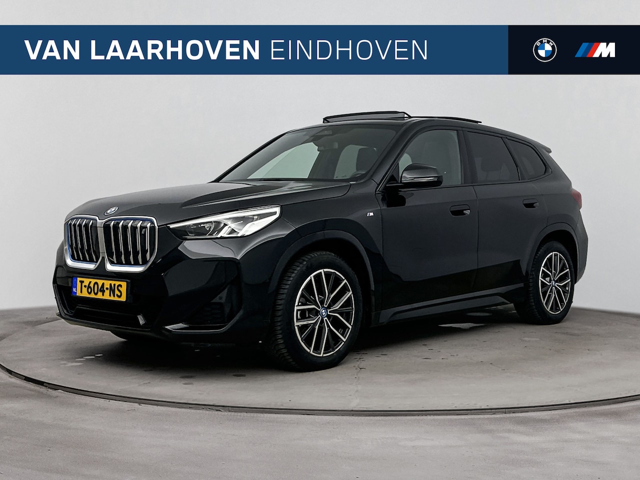 BMW iX1 - xDrive30 M Sport / Panoramadak / Sportstoelen / Achteruitrijcamera / M Adaptief onderstel - AutoWereld.nl