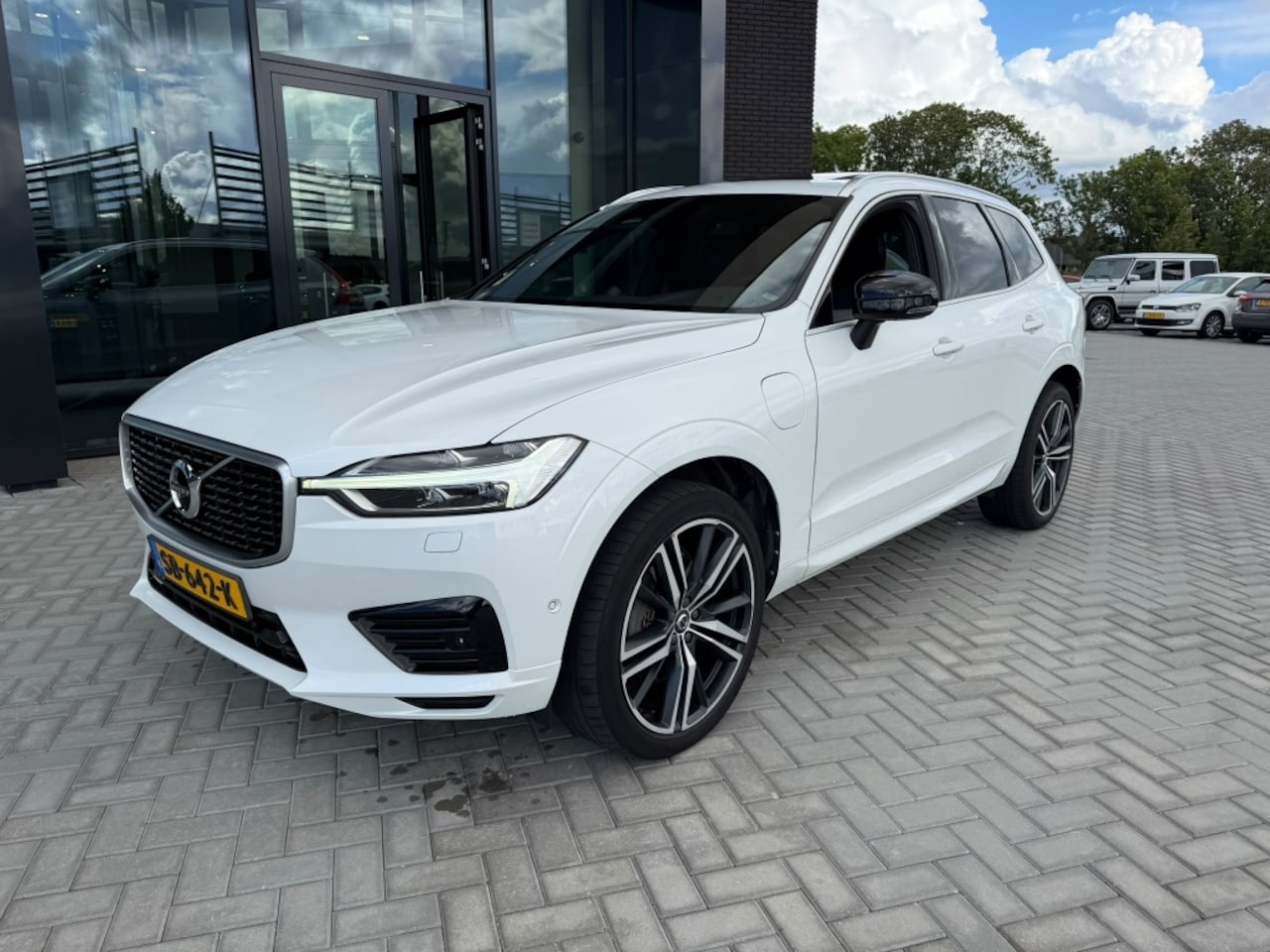 Volvo XC60 - 2.0 T8 AWD R-Design | B&W | 360 Cam | Stoelventilatie | - AutoWereld.nl