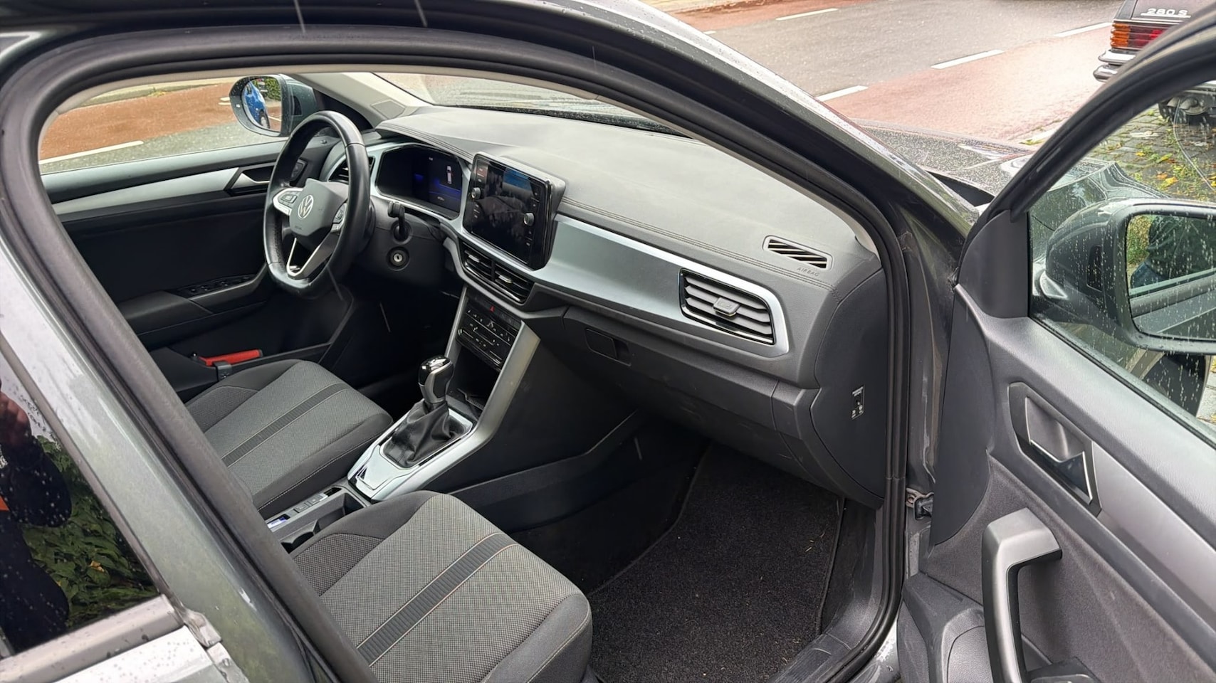 Volkswagen T-Roc - 1.5 TSI 150 pk Life Business | Achteruitrijcamera | LMV 16 inch | Apple Carplay | - AutoWereld.nl