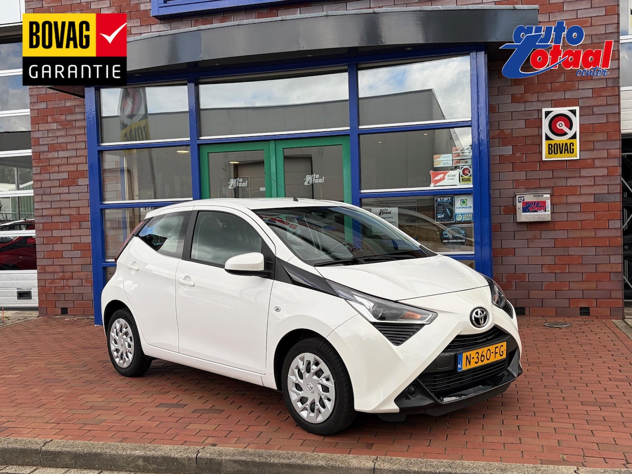 Toyota Aygo - 1.0 VVT-i x-play Navigatie full map/ carplay/android - AutoWereld.nl