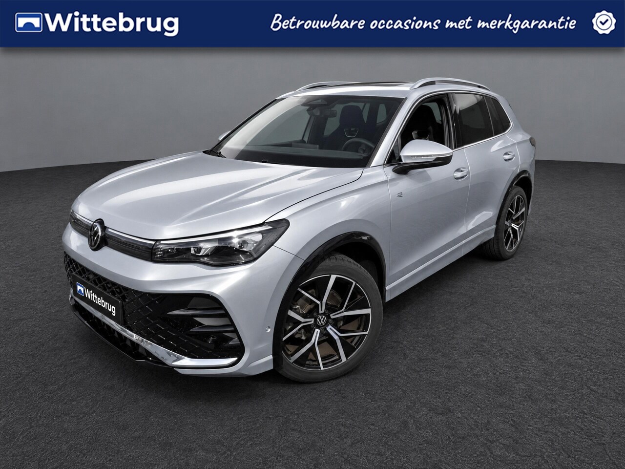 Volkswagen Tiguan - 1.5 eTSI 150pk R-Line Business DSG Automaat / Panorama schuifk dak / LM 20 inch / Wegkl tr - AutoWereld.nl