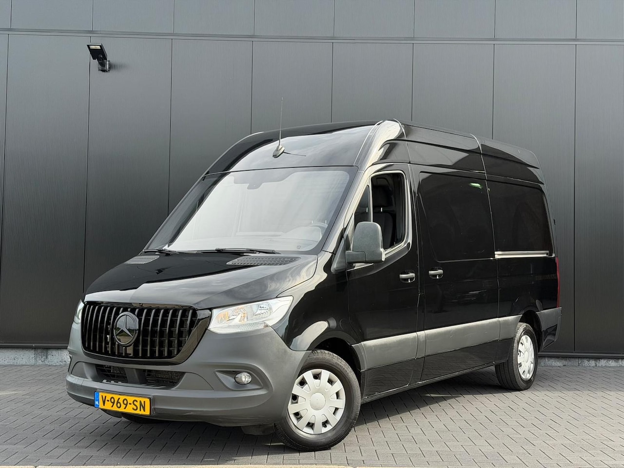 Mercedes-Benz Sprinter - 319 3.0 CDI L2H2 DC V6 190PK - AutoWereld.nl