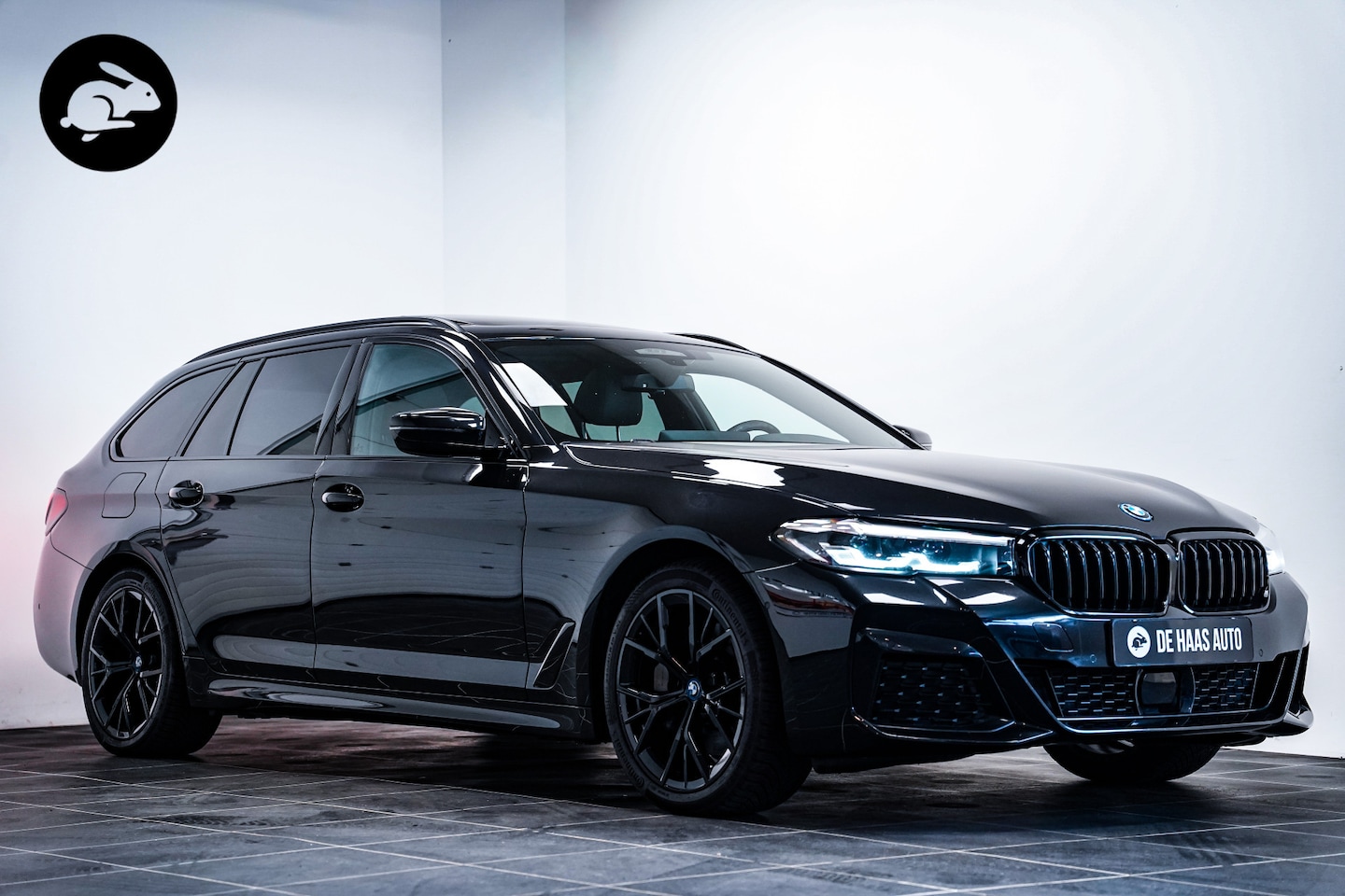 BMW 5-serie Touring - 530e xDrive 4wd M-Sport|93,7% SOH|Pano|Leder|Camera|Carplay - AutoWereld.nl