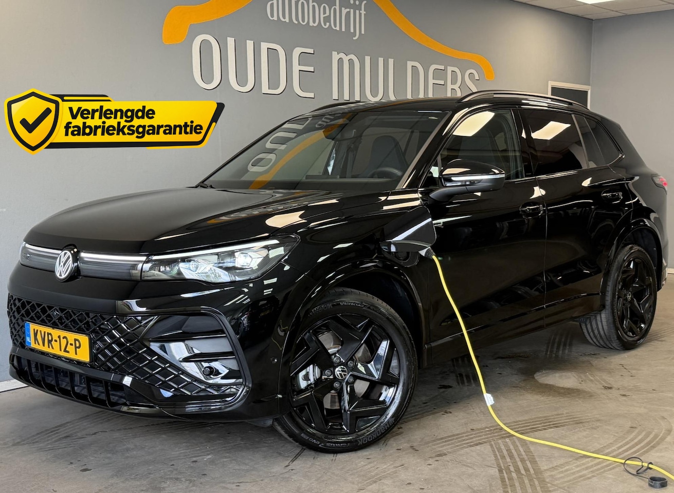 Volkswagen Tiguan - 1.5 eHybrid R-Line Full Black | Trekhaak | Adaptive cruise | Massage | 360 camera | Sfeer - AutoWereld.nl