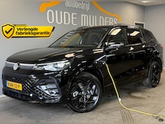 Volkswagen Tiguan - 1.5 eHybrid R-Line Full Black | Trekhaak | Adaptive cruise | Massage | 360 camera | Sfeer