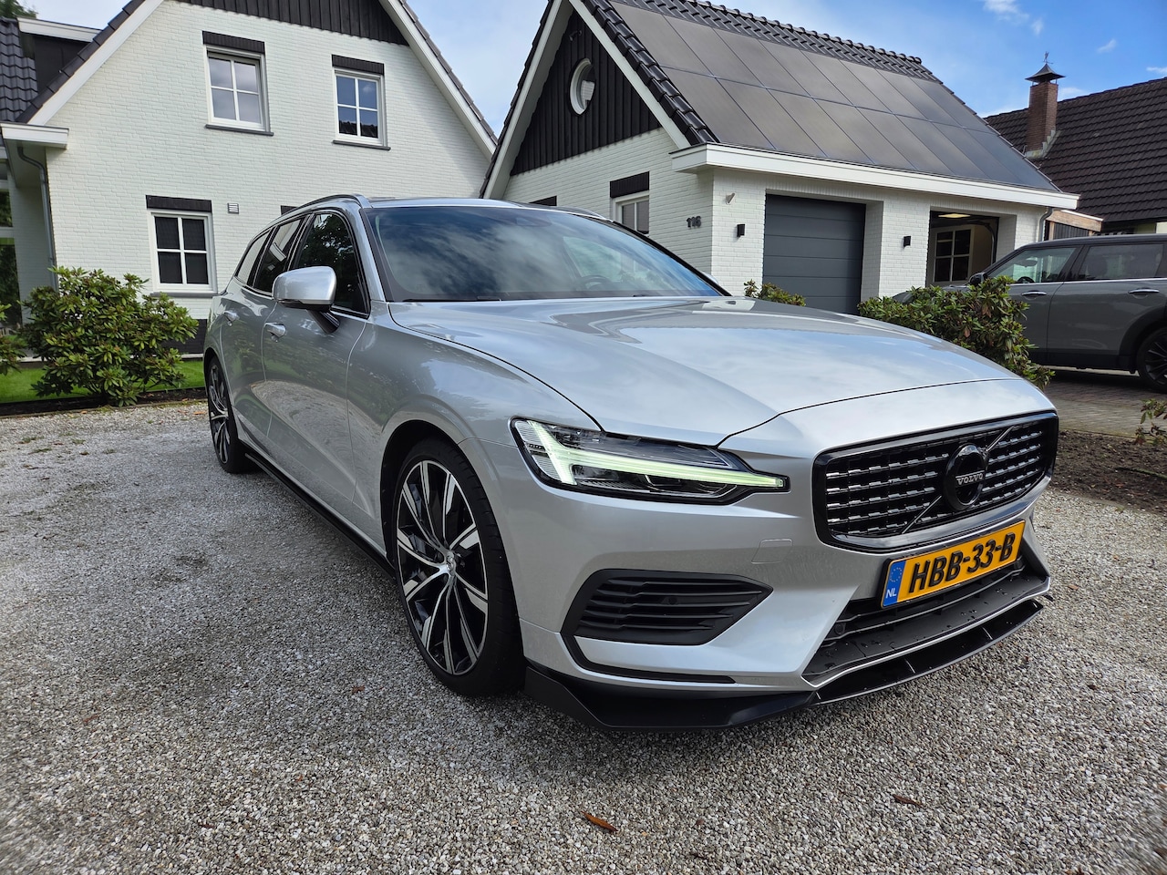 Volvo V60 - 2.0 T6 Recharge AWD Business Pro 341pk, R-design Look, Pano, Trekhaak, 20" wielen, Topstaat - AutoWereld.nl