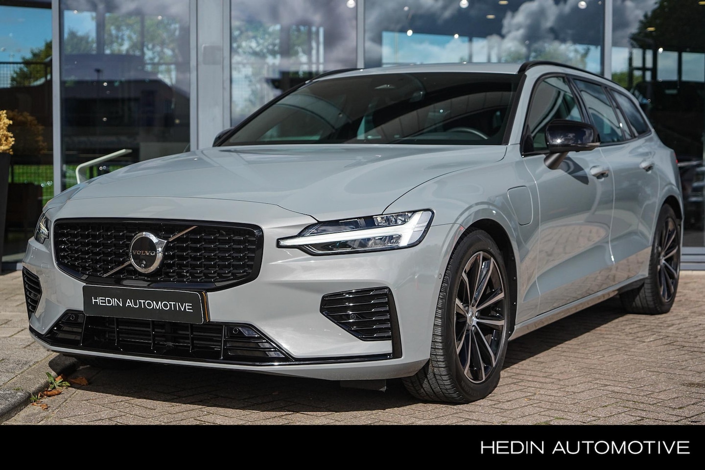 Volvo V60 - 2.0 T6 Plug-in hybrid AWD Plus Dark | Elek. Stoelen + Geheugen | Stoel & Stuurverwarming | - AutoWereld.nl
