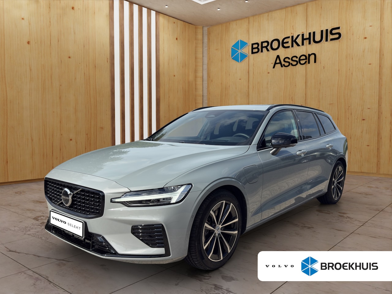 Volvo V60 - 2.0 T8 Plug-in hybrid AWD Plus Dark | Trekhaak | Harman Kardon | Stoel + Stuur Verwarming - AutoWereld.nl