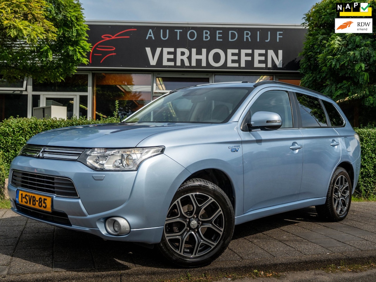 Mitsubishi Outlander - 2.0 PHEV Instyle+ PANORAMADAK/STOEL VERWARMING/ACC/LDW/CAMERA/KEYLESS ENTRY & GO/TREKHAAK - AutoWereld.nl