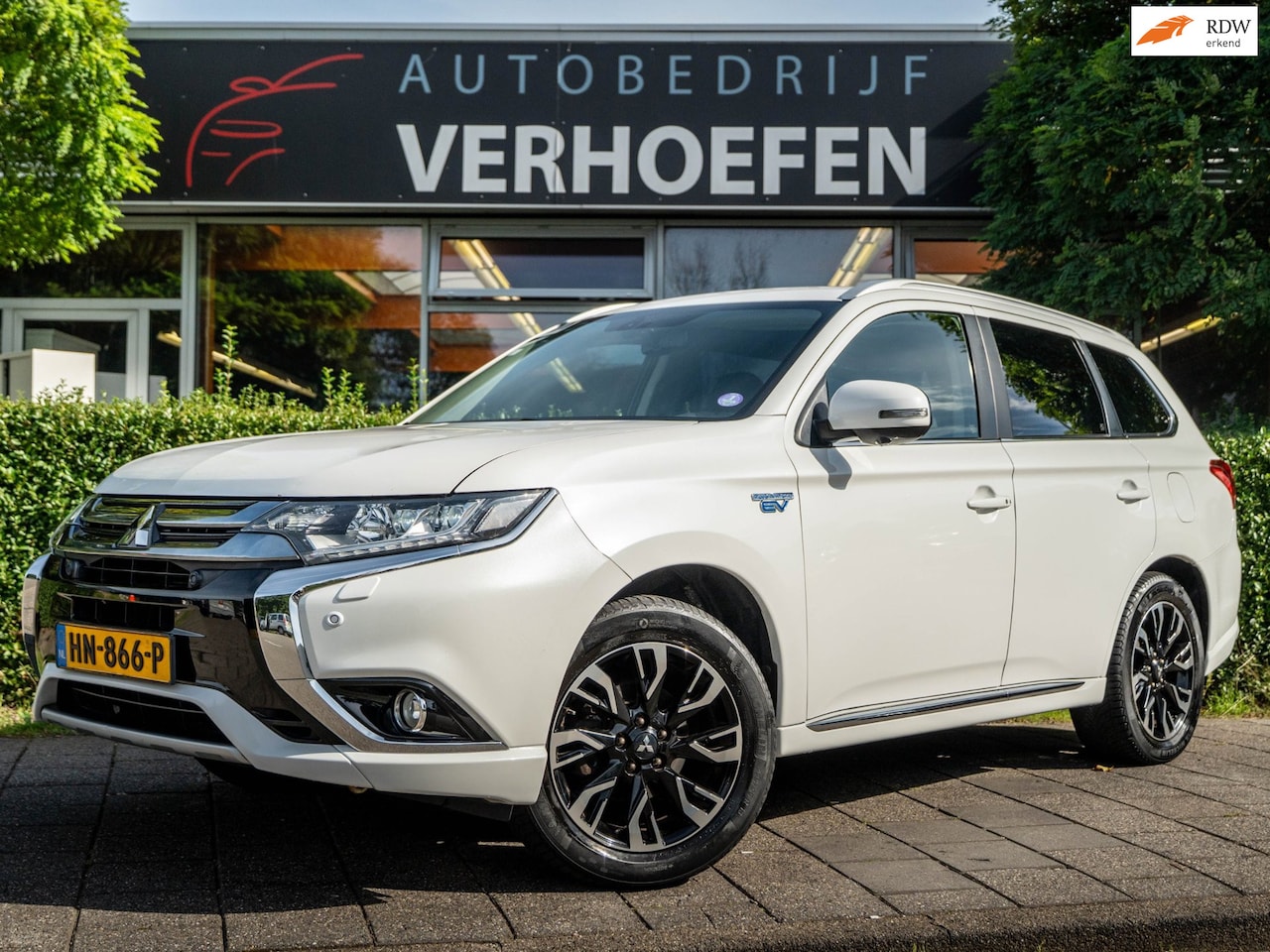 Mitsubishi Outlander - 2.0 PHEV instyle+ DEALERONDERHOUDEN/STOEL- & STUURVERWARMING/360 CAMERA & PDC/KEYLESS ENTR - AutoWereld.nl