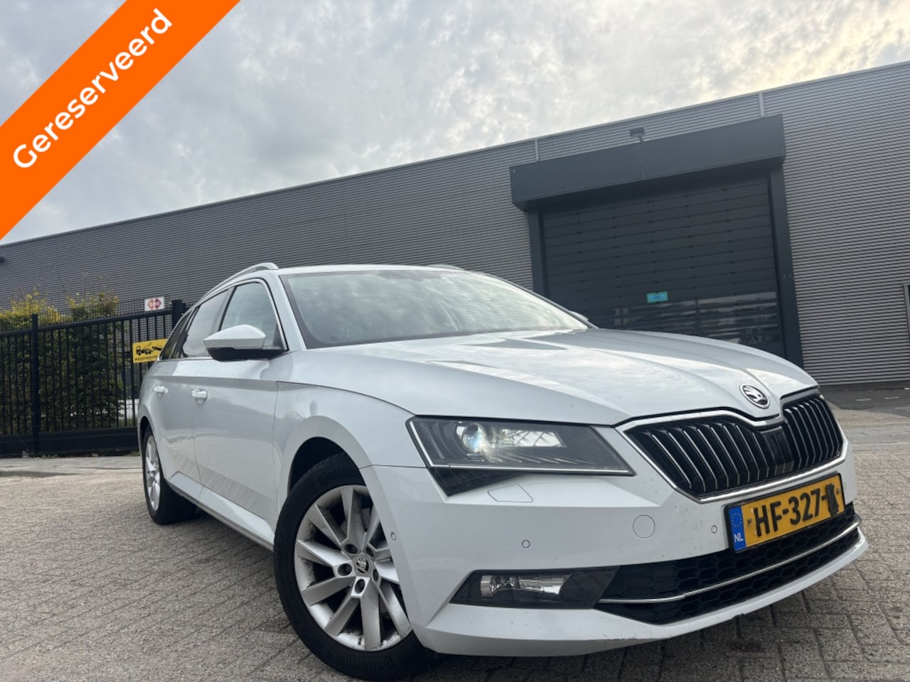 Skoda Superb Combi - 1.6 TDI Xenon|Leer|Keyless|Camera|Clima|Sensor - AutoWereld.nl