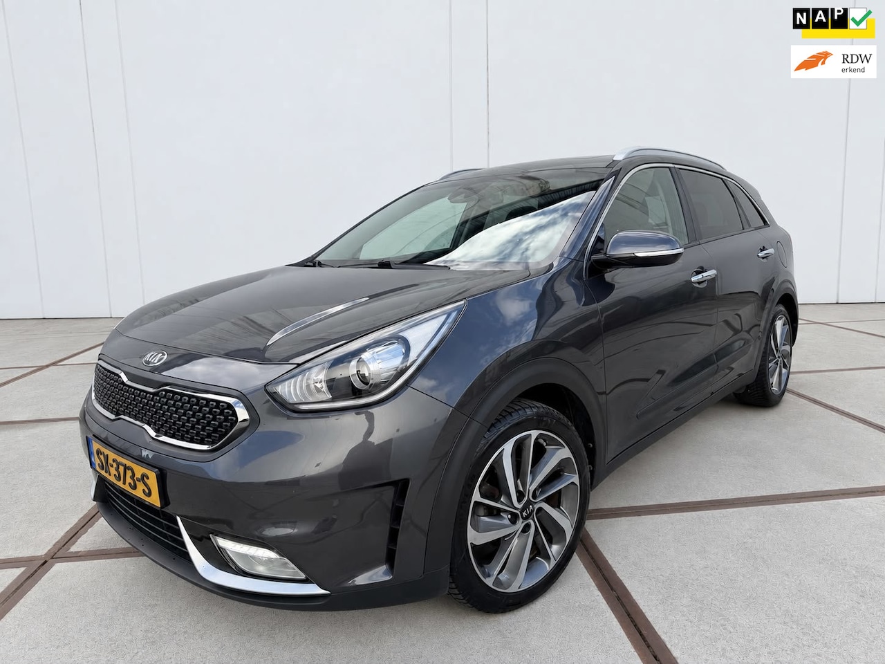 Kia Niro - 1.6 GDi Hybrid ExecutiveLine clima - schuifdak - carplay - trekhaak - NAP - LED - half led - AutoWereld.nl