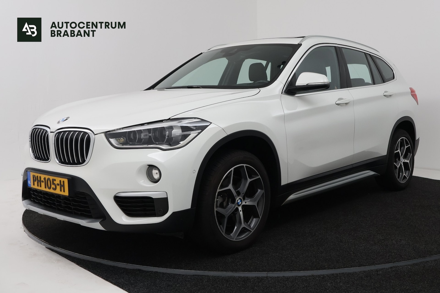 BMW X1 - SDrive20i Corporate Lease High Executive (PANORAMADAK, CAMERA, STOELVERWARMING, HEAD-UP DI - AutoWereld.nl