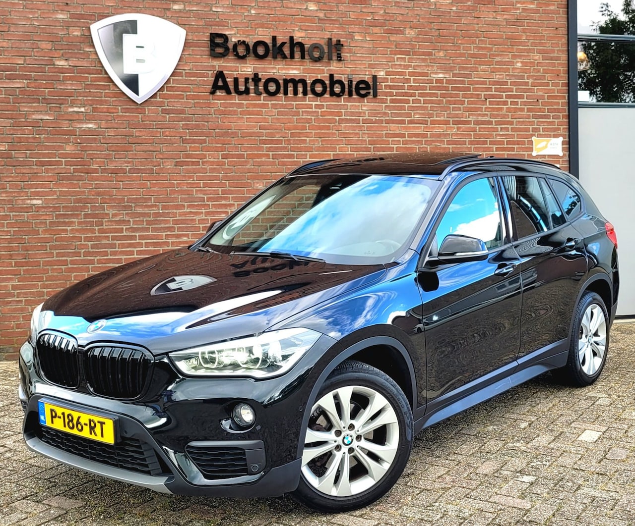 BMW X1 - SDrive18i Panorama, Camera, All-season (Pirelli), M-grille, 18" - AutoWereld.nl