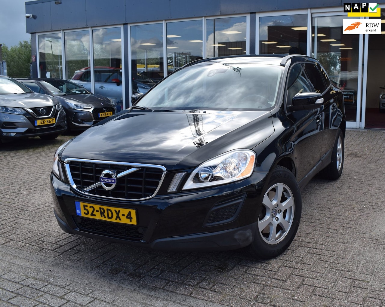 Volvo XC60 - 2.0T Kinetic | AUTOMAAT | CLIMATE CONTROL | VOOR EN ACHTER PARKEER SENOREN | CRUISE CONTRO - AutoWereld.nl