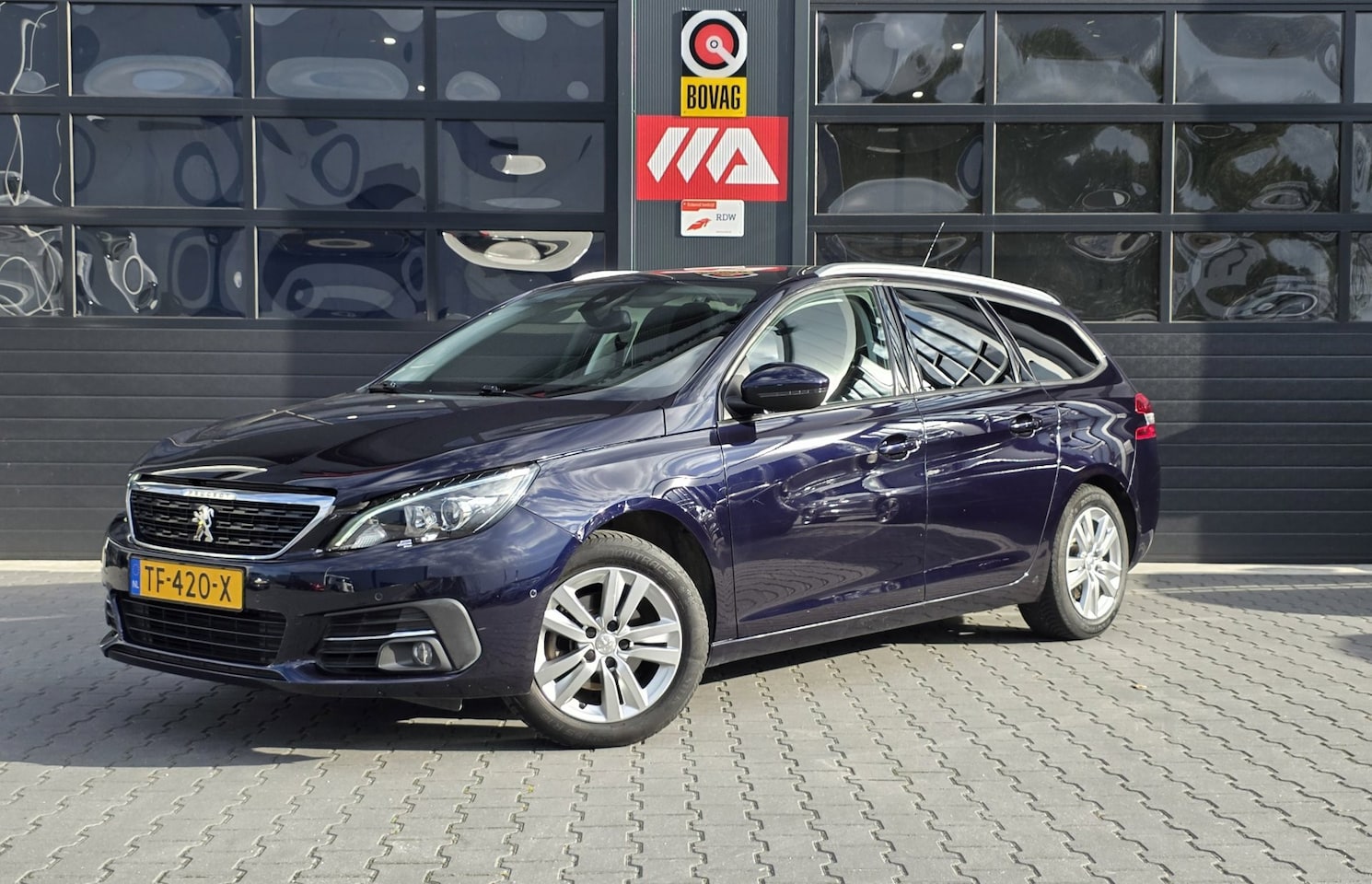 Peugeot 308 SW - 1.2 PureTech Blue Lease Executive | PANO | TREKHAAK | NAP - AutoWereld.nl