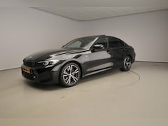 BMW 3-serie - Sedan 318i | M-Sportpakket | LED | Leder | Navigatie | Schuifdak | Sportstoelen | Stoelver