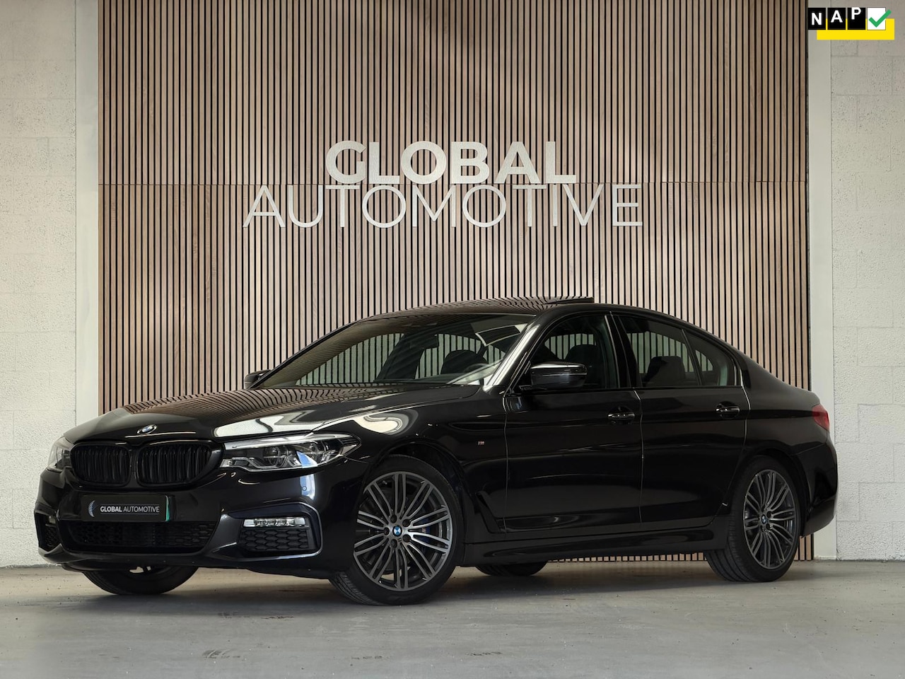 BMW 5-serie - 530i High Executive - M SPORT - LEDEREN DASHBOARD - SCHUIFDAK - 19 INCH - NAPPA LEER - DIS - AutoWereld.nl