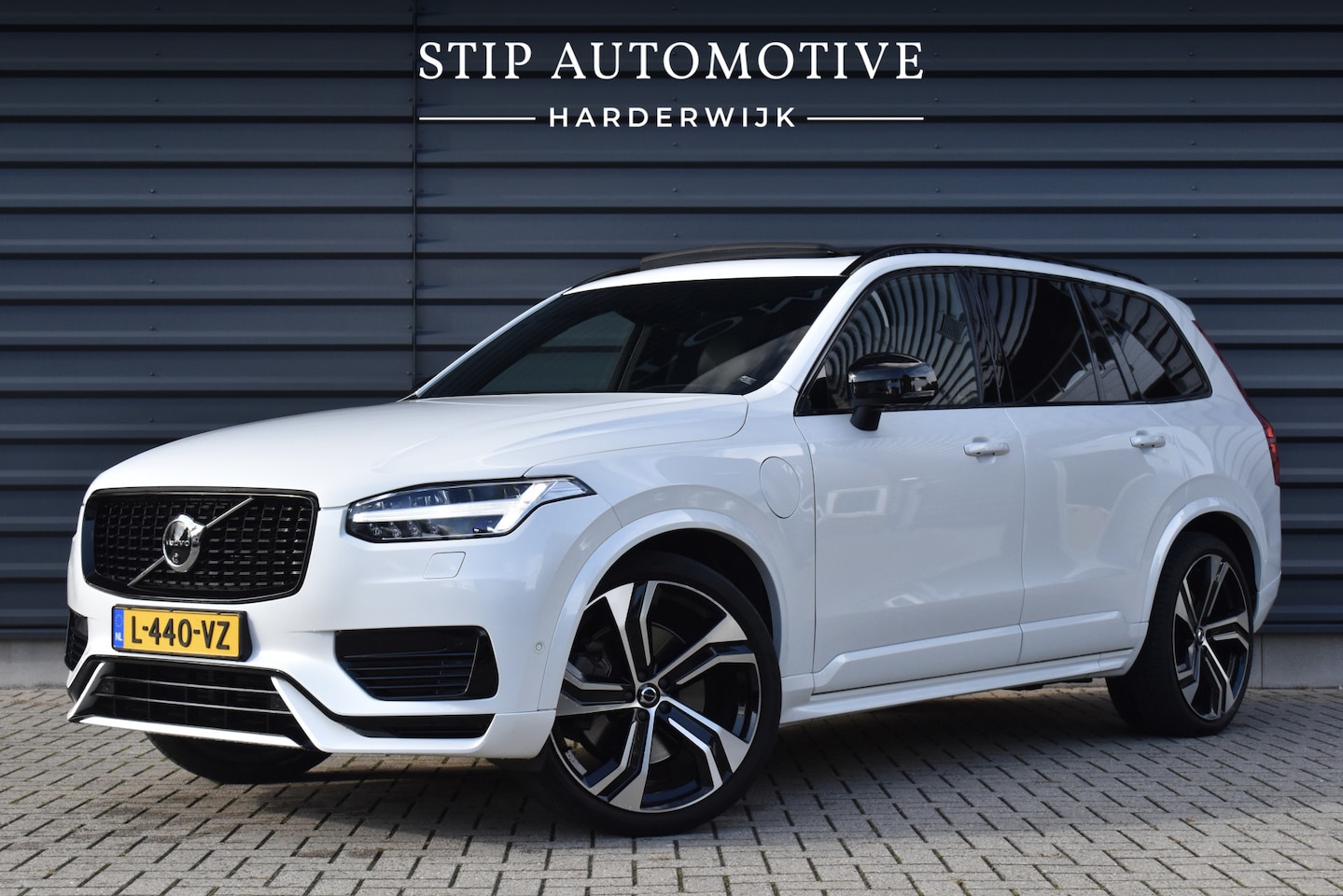 Volvo XC90 - 2.0 T8 Recharge AWD R-Design | Panorama | Trekhaak | Luchtvering | B&W Audio | 22'' Wielen - AutoWereld.nl