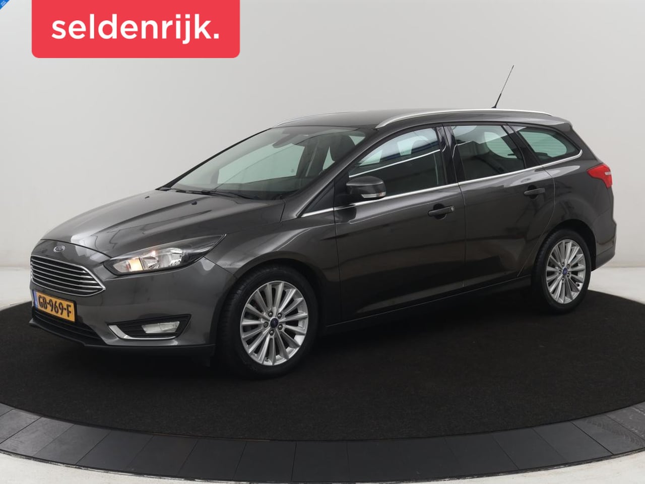 Ford Focus Wagon - 1.0 Titanium Edition | Cruise control | Climate control | Trekhaak | Bluetooth | 17" velge - AutoWereld.nl