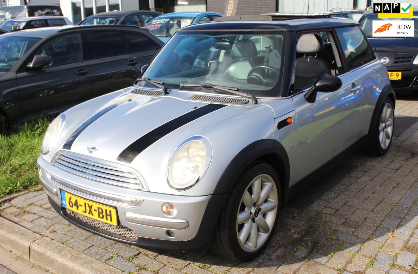 MINI 3-Deurs - 1.6 Cooper Chili APK Aug 2027! Dealer onderhouden! Panoramadak Leder/Stof Airco Cruise 17" - AutoWereld.nl