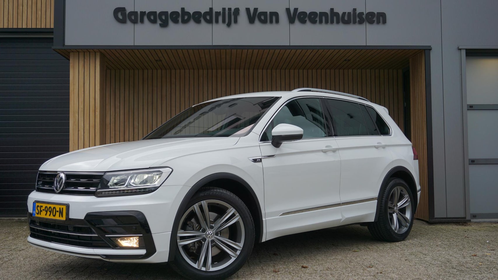 Volkswagen Tiguan - 2.0 TSI 180pk DSG 4Motion 2x R-Line Virtual Cockpit Trekhaak 19inch LM ACC *NL Auto* 2200k - AutoWereld.nl