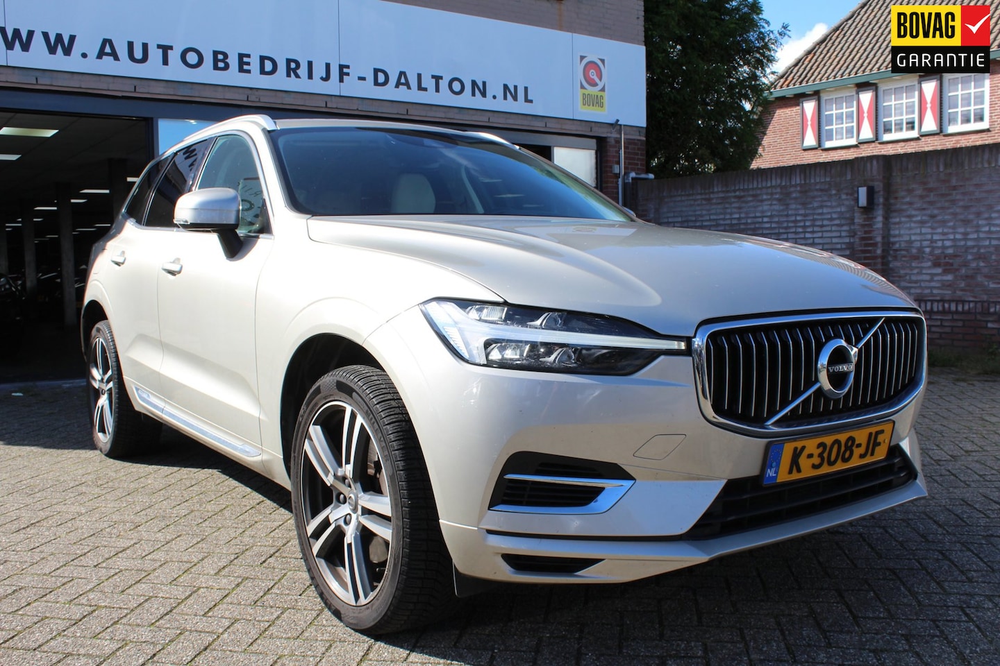 Volvo XC60 - 2.0 Recharge T6 AWD R-Design WIT LEER / PANORAMADAK - AutoWereld.nl