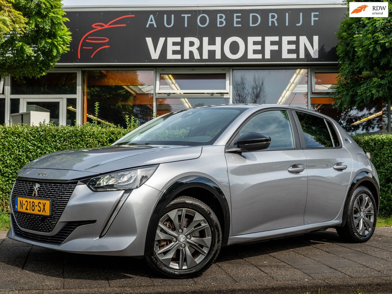 Peugeot e-208 - EV Active Pack 50 kWh - 92,5% SOH - APPLE CARPLAY - PARKEER CAMERA - DEALER AUTO ! - AutoWereld.nl