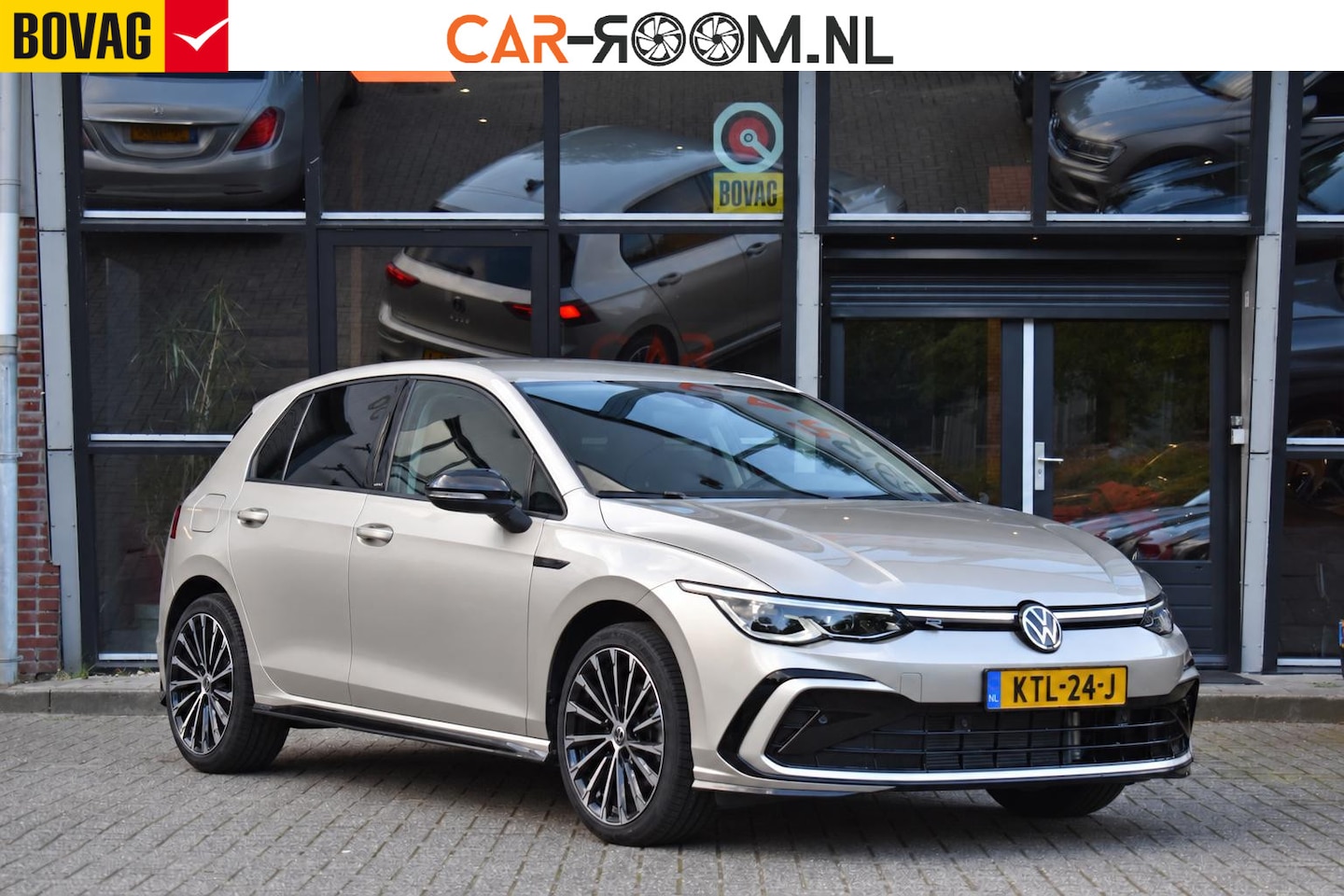 Volkswagen Golf - 1.5 eTSI R-Line ACC DCC Carplay Camera Sfeer Trekhaak - AutoWereld.nl