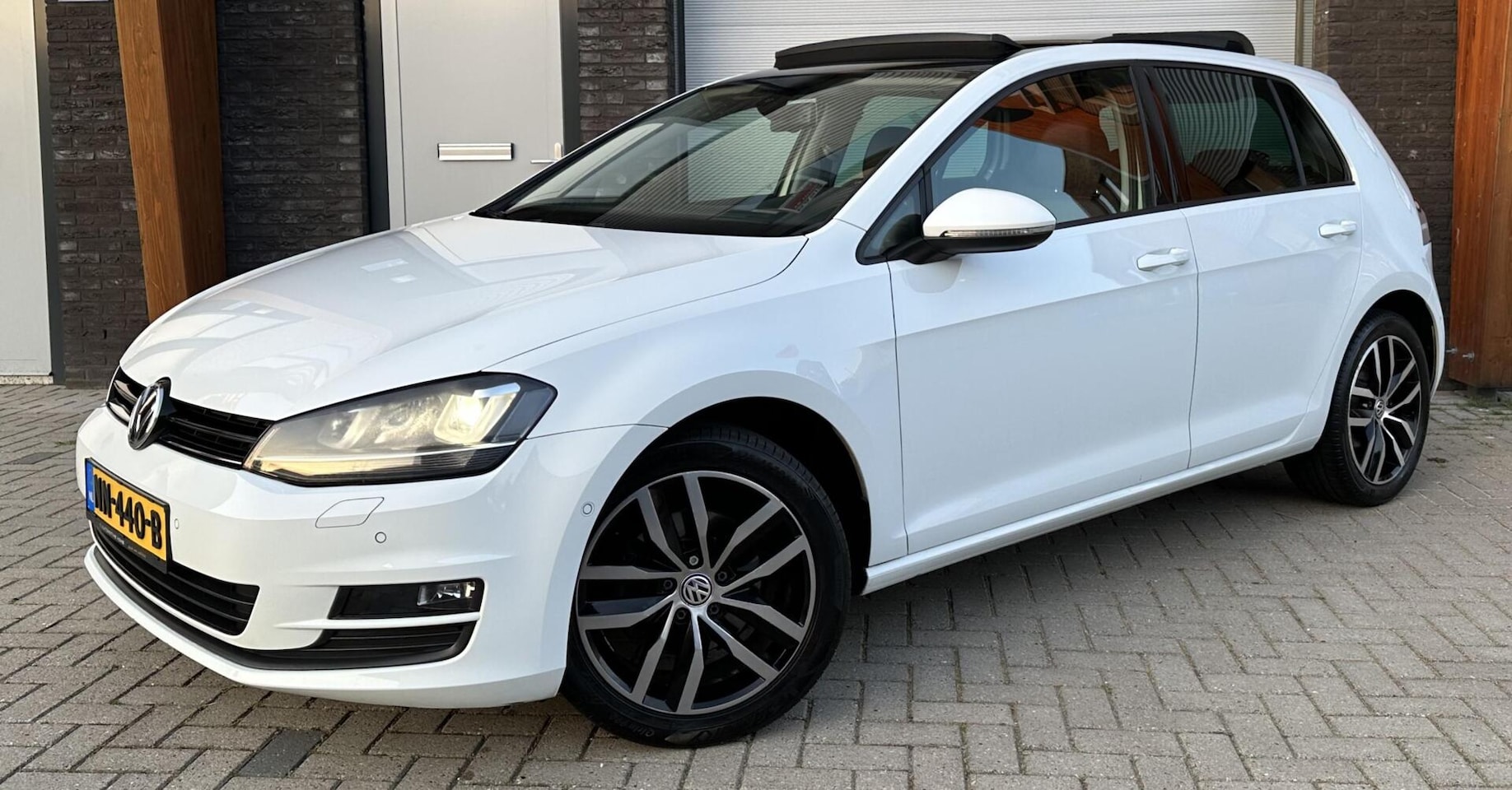 Volkswagen Golf - 1.4 TSI Highline PANO/ACC/STOELVW/LED/NAVI - AutoWereld.nl