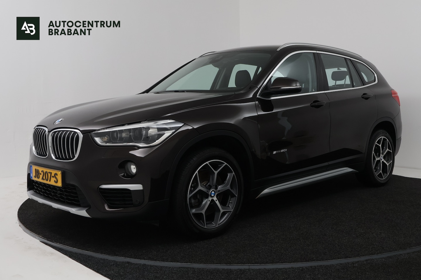 BMW X1 - sDrive20i (CAMERA, STOELVERWARMING, TREKHAAK) - AutoWereld.nl