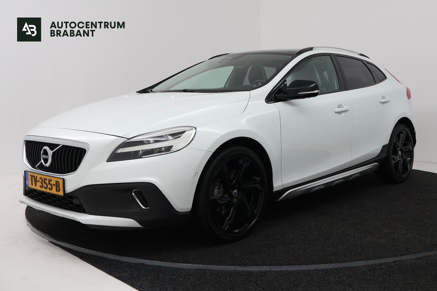 Volvo V40 Cross Country - 1.5 T3 Dynamic Edition (PANORAMADAK, STOELVERWARMING, CAMERA, NAVIGATIE, PARKEERSENSOREN) - AutoWereld.nl