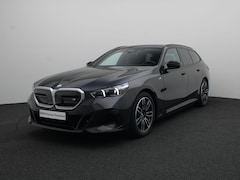 BMW i5 Touring - M60 xDrive Innovation Pack | Travel Pack | Comfort Pack | Panoramadak | Comfortstoelen + S