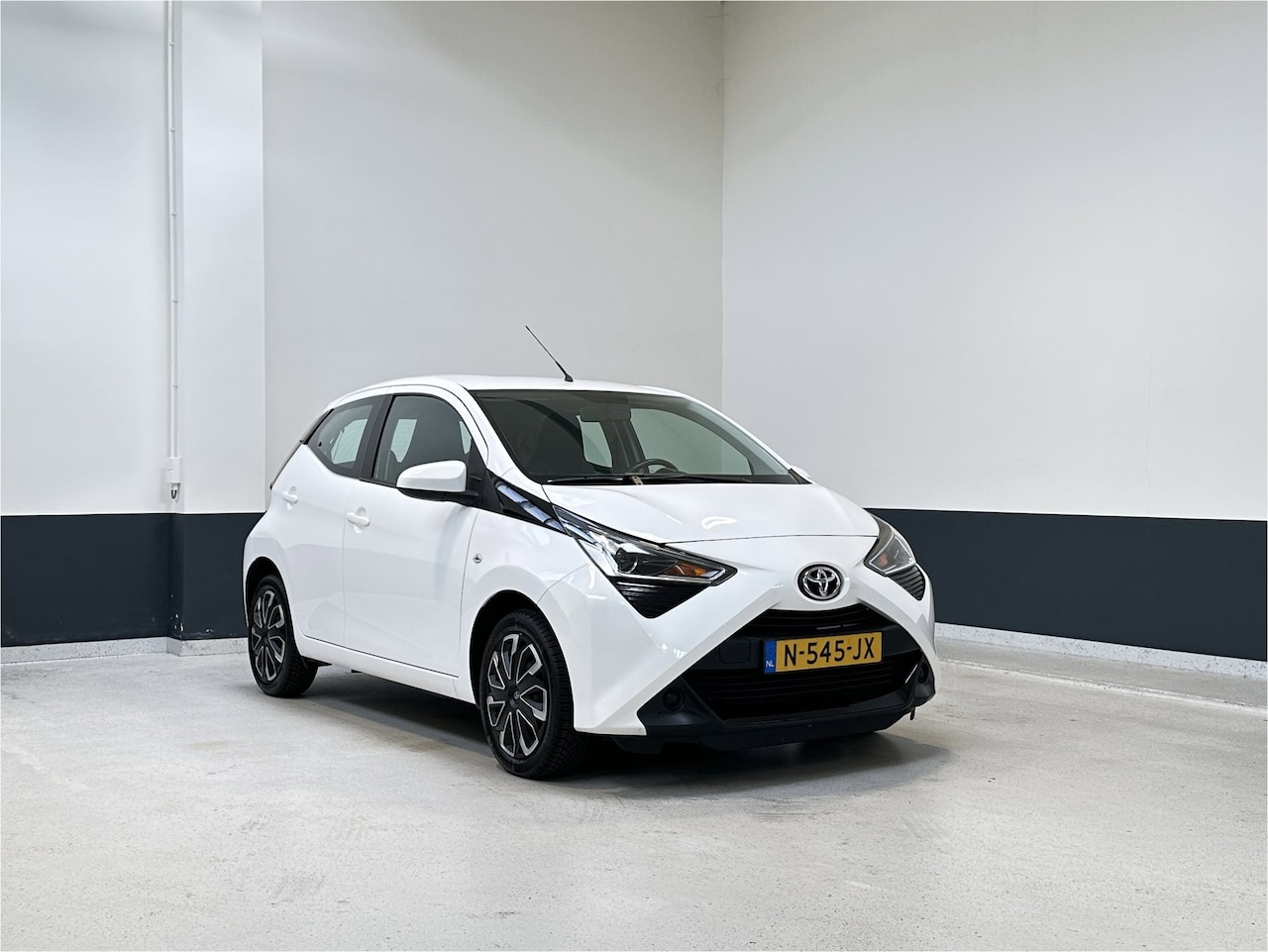 Toyota Aygo - 1.0 VVT-i x-play | NL | 1 Eig | Apple Carplay/ Android auto| Navigatie | Camera| - AutoWereld.nl